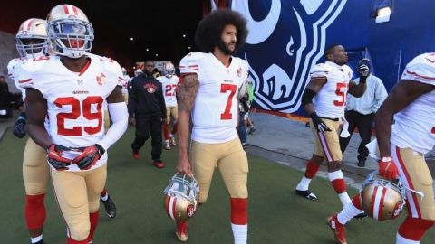 Para la NFL, protestas de Colin Kaepernick merecen atención