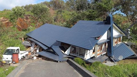Una veintena de desaparecidos en el fuerte terremoto al norte de Japón