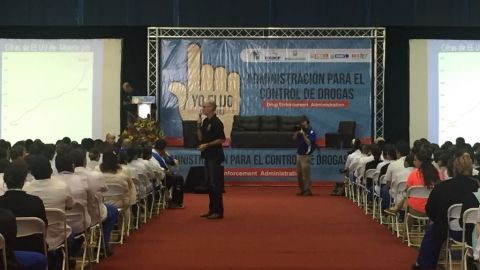 Alrededor de mil  jóvenes tijuanenses asisten a conferencia de la DEA