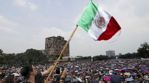 "¡Fuera 'porros' de la UNAM!", corean 30 mil jóvenes en CU