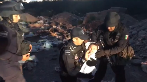 VIDEO: Captan momento en que policías encuentran a bebé en SLP
