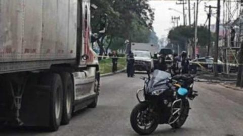 Por bache, motociclista pierde el control y su hijo es atropellado