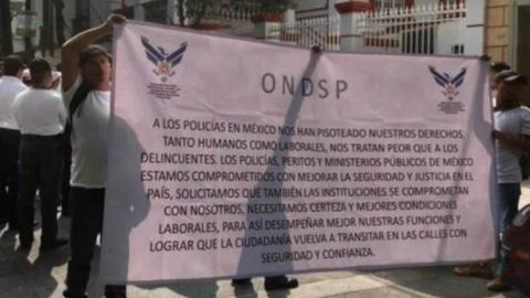 Policías se manifiestan frente a casa de transición de AMLO