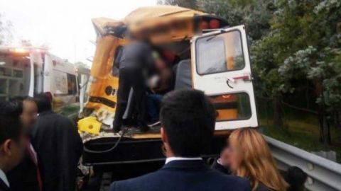 Choca autobús escolar en la autopista Chamapa-Lechería
