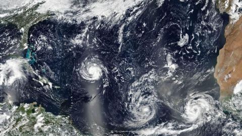 El huracán Florence mantiene su peligrosa fuerza rumbo hacia Las Carolinas
