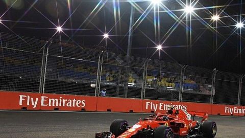 Raikkonen al frente, Vettel golpea el muro en Singapur