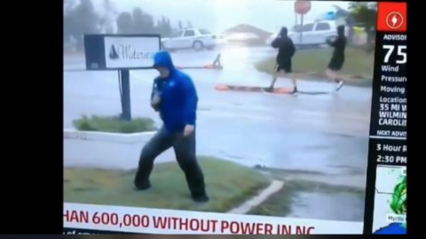 VIDEO: Reportero finge luchar contra huracán "Florence"; lo exhiben en redes