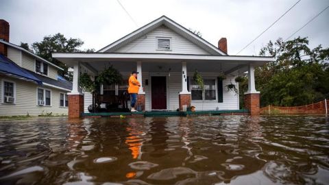 Depresión Florence se debilita más, pero sigue descargando intensas lluvias