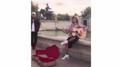 VIDEO: Justin Bieber le da una serenata a Hailey Baldwin en Londres