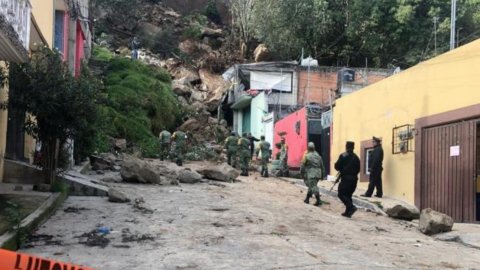 Deslave de cerro sepulta auto y daña vivienda en Naucalpan