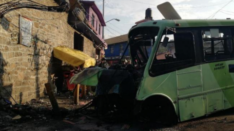 VIDEO: Captan en video choque de camión de pasajeros en Cuautepec