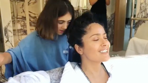 VIDEO: Salma Hayek se deja cortar el cabello por su hija