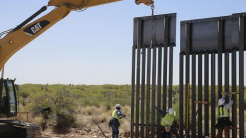 Autoridades comienzan a sustituir malla por muro fronterizo en Texas en EEUU