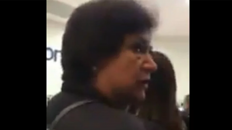 VIDEO: Mujer insulta a joven en fila de cajero bancario; video se hace viral