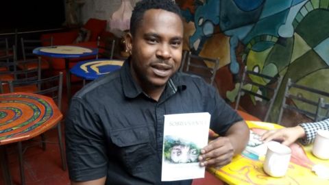 Haitiano publica un libro en Tijuana