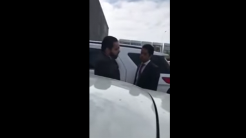 VIDEO: Juez ordena dar "cristalazo" con martillo a otro vehículo