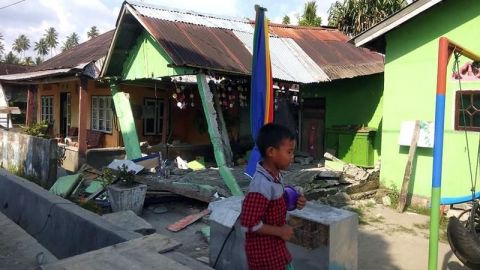 Varios muertos tras un terremoto de 7,5 grados y un tsunami en Indonesia