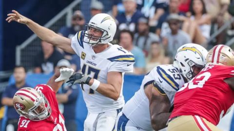 Rivers y Chargers remontan para vencer a 49ers