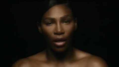 Serena Williams canta "topless" en video por cáncer de mama