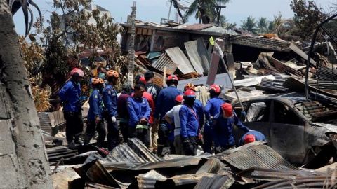 Hallan a 34 niños muertos en campamento en zona del terremoto en Indonesia
