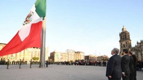 Autoridades izan bandera mexicana a media asta en memoria de víctimas de 1968