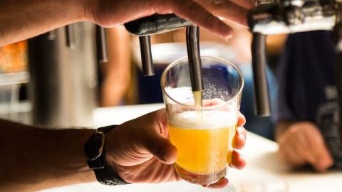 Salen en defensa de iniciativa para inhibir venta de cervezas frías