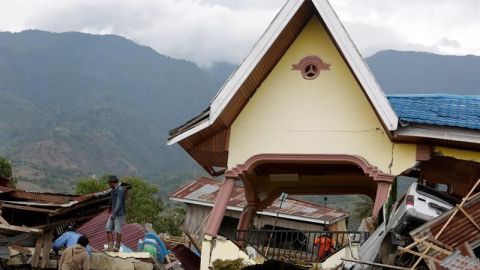 Indonesia amplía hasta viernes operaciones de rescate tras seísmo en Célebes