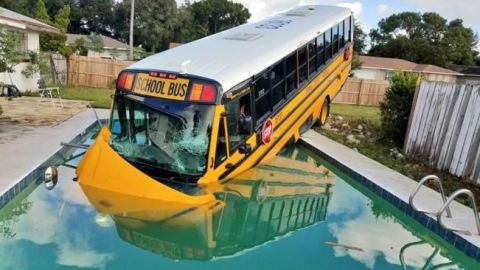 Camión escolar cae dentro de una alberca en Florida