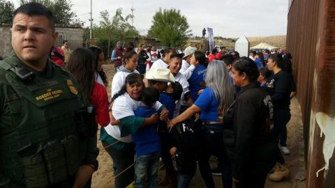 Abren la frontera México-EE.UU. para que familiares se abracen tres minutos