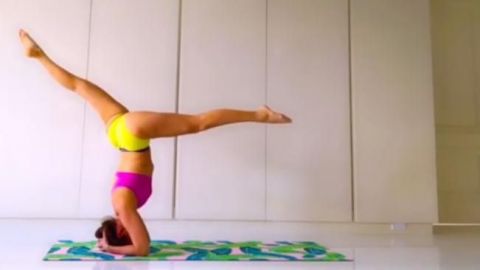 VIDEO: Thalía practica yoga y luce su figura