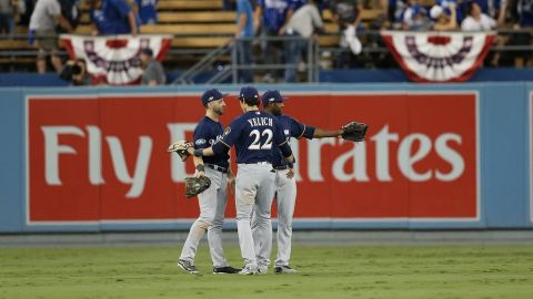 Chacín y el bullpen de Cerveceros blanquean 4-0 a Dodgers