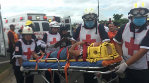 Volcadura de camión en Veracruz deja 20 personas heridas