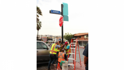 Instalan señalizaciones para facilitarles la vida a turistas en Ensenada