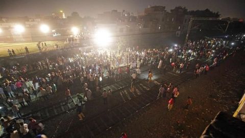 Al menos 50 muertos por atropello de un tren cerca de paso a nivel en India