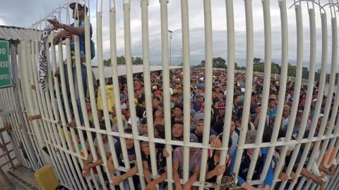 “No somos delincuentes”, gritan migrantes