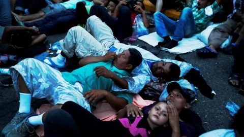 Policía de Guatemala traslada a 62 migrantes hondureños de regreso a su país