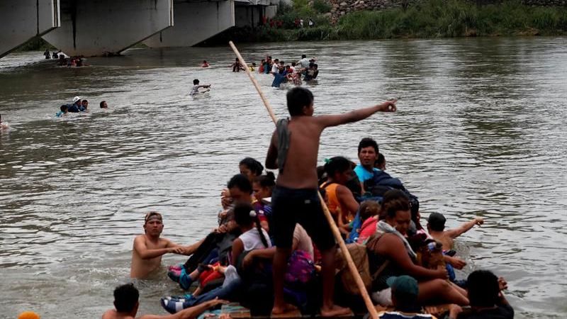 Migrantes Se Lanzan Al Río En Su Intento Por Ingresar A México 0919