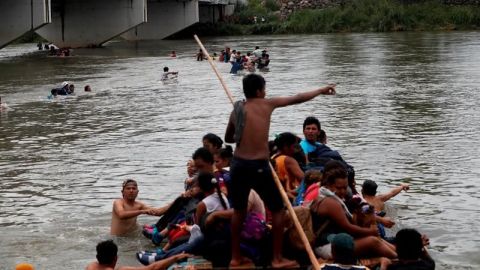 Migrantes se lanzan al río en su intento por ingresar a México