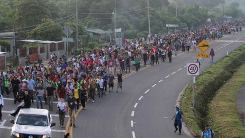 Migrantes hondureños avanzan hacia Tapachula; PF instala retén
