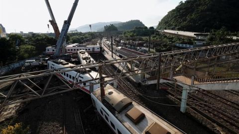 Reajustan a 18 los muertos y 187 los heridos en accidente de tren en Taiwán