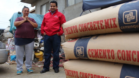 Apoya Gómez Macías a Tecatenses con material de construcción
