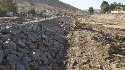 Avanza Gobierno del Estado con obra de encauzamiento del Río Tecate