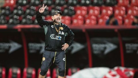 Maradona premia a jugadores por las victorias