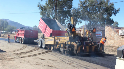 Inician trabajos de colocación de asfalto en carretera alimentadora