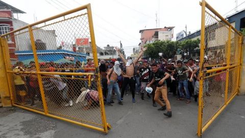 Migrantes rompen valla entre Guatemala y México y se enfrentan con la policía