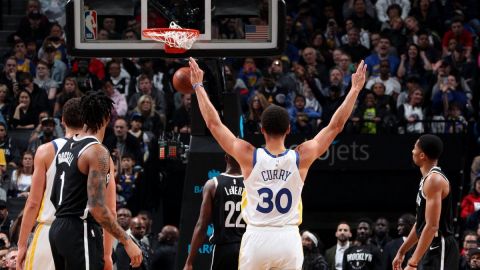 Curry impone otro record de triples, Warriors ganan