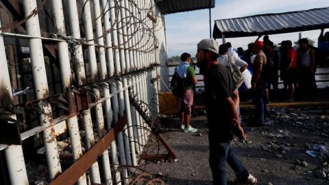 Caravana de migrantes cruza el río Suchiate a México
