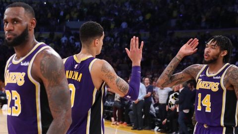 Lakers ganan a Mavericks 114-113 con tiro libre de James
