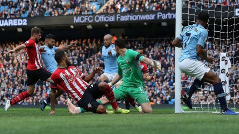 Manchester City se reafirma en la cima tras paliza al Southampton