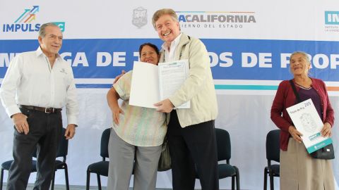 Encabeza Gobernador entrega de 300 títulos de propiedad.a ciudadanos de Tijuana